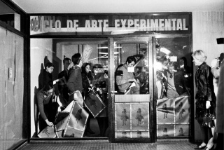 Graciela Carnevale (Argentine, b. 1942),  Acción del encierro, 1968 Ciclo de Arte Experimental, Rosario, Argentina; Photography: Carlos Militello. Archivo Graciela Carnevale. ©the artist. Cortesía del Hammer Museum.