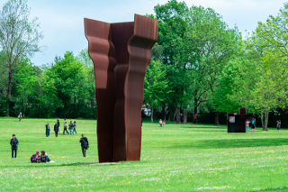 "Buscando la luz I", escultura de Eduardo Chillida ubicada en el museo al aire libre Chillida Leku. Fotografía por Iñigo Santiago. Imagen vía Museo Chillida Leku