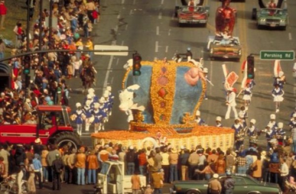 Miralda, Wheat & Steak – Parade, Kansas City, 1981. Foto: D. White. Cortesía del artista y del Macba