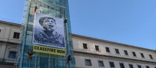 La lona desplegada por Greenpeace en el Museo Nacional Centro de Arte Reina Sofía