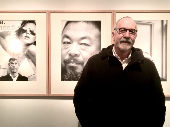 Jean Marie del Moral en Tabacalera. Detrás: Ai Weiwei y Maurizio Cattelan