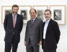 Guillermo de la Dehesa, Claude Ruiz-Picasso y Manuel Borja-Villel posan delante de los grabados de Óscar Domínguez donados al Reina Sofía. Cortesía Museo Reina Sofía