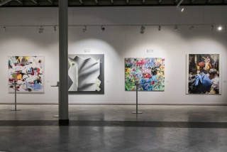 Vista de la exposición con obras del Premio BMW de Pintura. Cortesía BMW Ibérica