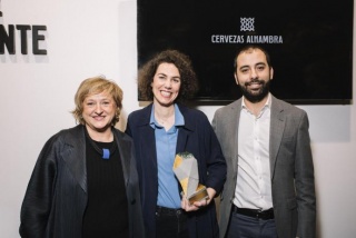 Alicia Ventura e Irma Álvarez-Laviada (centro), ganadora del IV Premio Cervezas Alhambra de Arte Emergente. Cortesía de ARCOmadrid