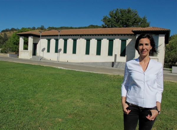 Rosa Yagüez ante la sede actual de la Fundación