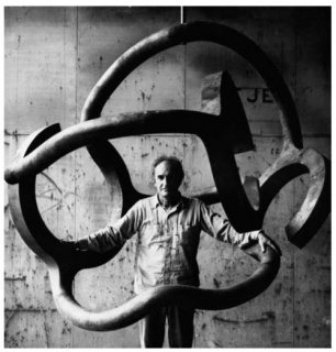 Eduardo Chillida con Homenaje a Calder en el Taller Larrañaga en Lezo, 1979 ©Zabalaga-Leku. ARS, New York / VEGAP, Madrid 2017 Cortesía Estate de Eduardo Chillida y Hauser & Wirth