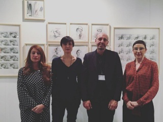 La artista Sandra Kraser y el galerista Jean Louis Ramand (ambos en el centro), que han recibido el Premio SetUp Contemporary en Drawing Room. Cortesía de la feria.
