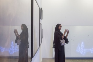Visitante en Art Dubai. Cortesía de Photo Solutions