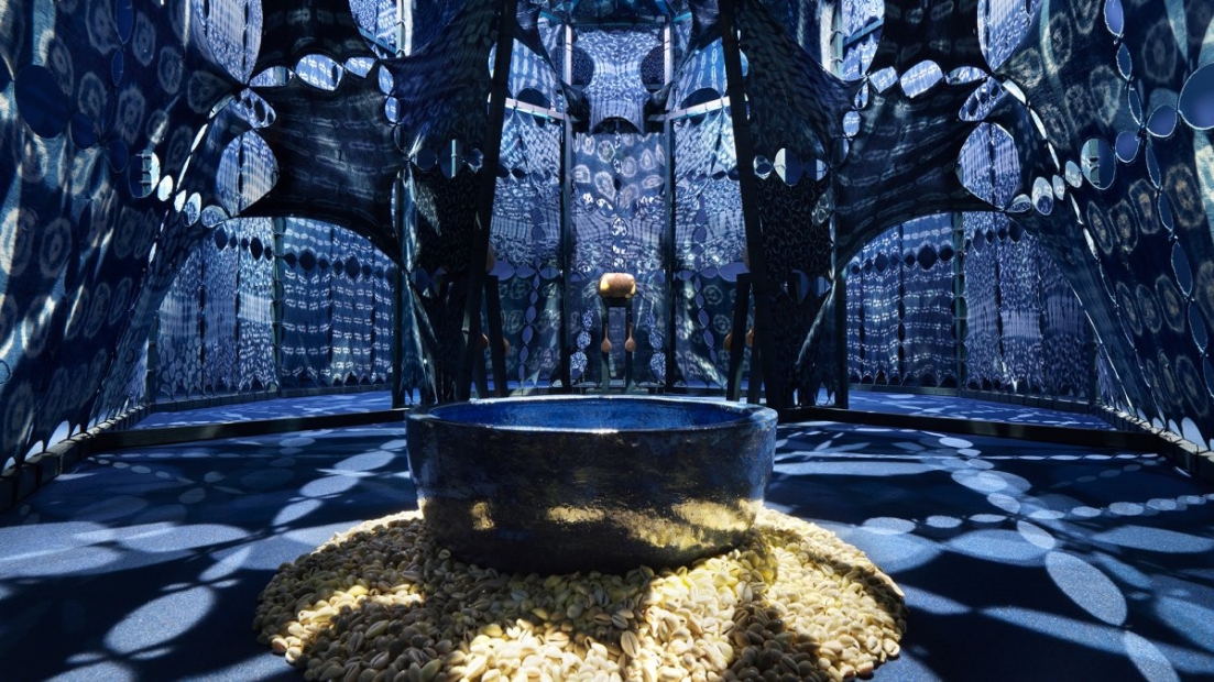 abita Rezaire x Yussef Agbo-Ola, "Omi: Yemoja Temple". Vista de la exposición "Omi Libations", en Schering Stiftung, Berlín Fotografía por Jens Ziehe