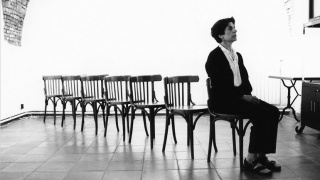 Esther Ferrer, Canon para siete sillas. Performance, 1990. Cortesía del Museo Reina Sofía