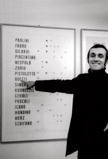 Boetti with Manifesto 1967 in 1970 Photo: Paolo Mussat Sartor © The Estate of Alighiero Boetti, courtesy Paolo Mussat Sartor, Turin. Cortesía de Travesía Cuatro