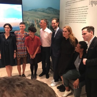 Mariela Scafati (tercera por la izqda.) junto a los miembros del jurado del BMW Art Journey. Pantallazo de la web de la galería Isla Flotante (Buenos Aires)