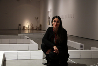 Imma Prieto en la actual exposición de "Ana Vieira. El hogar y la huida". © Es Baluard Museu d’Art Contemporani de Palma, 2020.