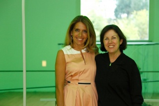 Suzanne Cotter (dcha.) junto a Ana Pinho, presidenta del Consejo de Administración de la Fundación Serralves