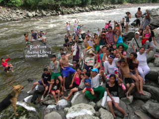 Acción con participación de la comunidad de Oporapa durante el proceso de "Geocoreografías" en 2014. Imagen cortesía de Jaguares por el Territorio y La ESCUELA___