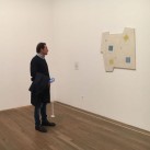 Luis Benshimol ante obra de Arden Quin en la Tate Modern