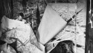 Wifredo Lam ante una de sus obras de la serie Brousses en su taller de Albissola, 1963. Cortesía del Reina Sofía de Madrid