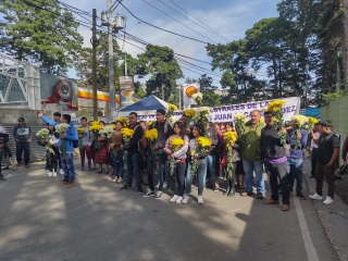 "Barricada de Flores" del artista Wilmer Patzán acompañando las manifestaciones comunitarias de los alrededores de San Juan Sacatepéquez. Imagen cortesía de la Bienal en Resistencia