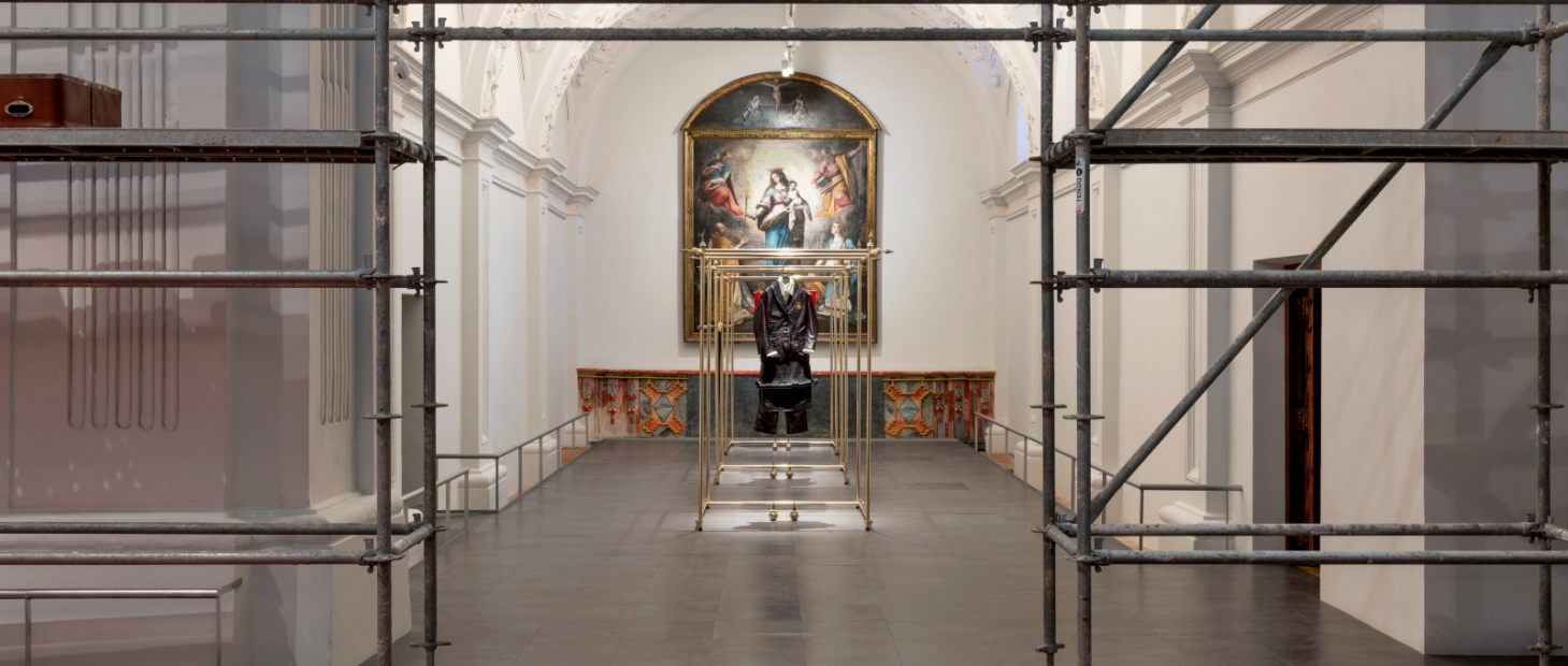 Vista de la exposición <i>¿Cuántos ángeles caben en la punta de un alfiler?</i> de Bárbara Sánchez-Kane en Collegium, Arévalo, España, marzo – septiembre 2025. Fotografía por Roberto Ruiz. Imagen cortesía de Collegium