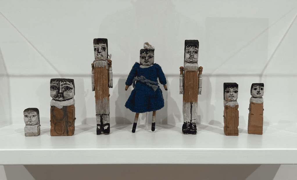 Muñecas hechas por Picasso para su hija, Paloma Picasso, como parte de la exposición <i>Picasso: Tête-à-tête</i> en la Galería Gagosian, Nueva York, 2025. Imagen cortesía de la galería y Estate of Pablo Picasso/Artists Right Society (ARS)