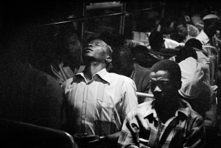 David Goldblatt, "9:00 PM, Going home. Marabastad-Waterval route: for most of the people in this bus, the cycle will start again tomorrow at between 2 and 3 am", 1984. Imagen cortesía de PHotoEspaña