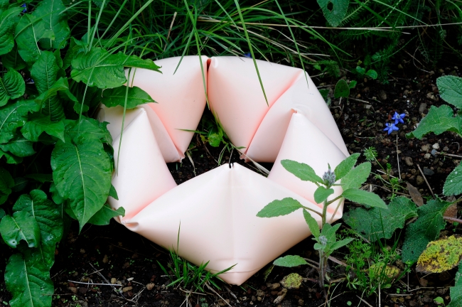 Particular de la obra de Sergio Prego en la jardín posterior del Pabellón de España. Foto por Claudio Franzini. Cortesía de AECID