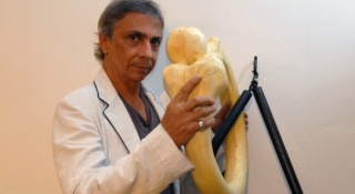 Tunga posando con una de sus obras. Cortesía del Museu de Arte do Rio