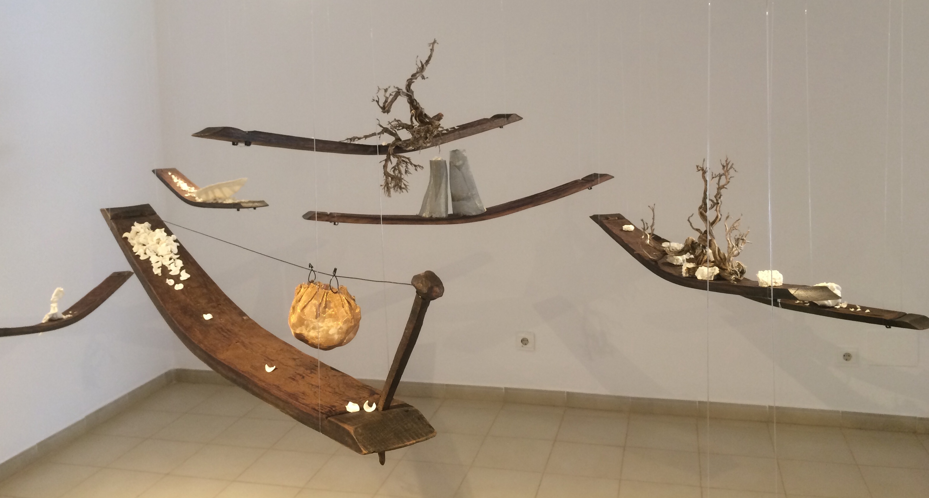 Esculturas ceràmicas sobre duelas. Exposición "Sensaciones" (2018) - Ana Felipe Royo