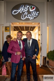 La nueva sede de Excellence Art Gallery & Art Caffè con el titular Massimo Cedrini y el director artistico Giuseppe Carnevale.