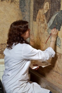 Restaurando  las pinturas murales de la Capilla de Sta. Cruz de Maderuelo  en el Museo del Prado