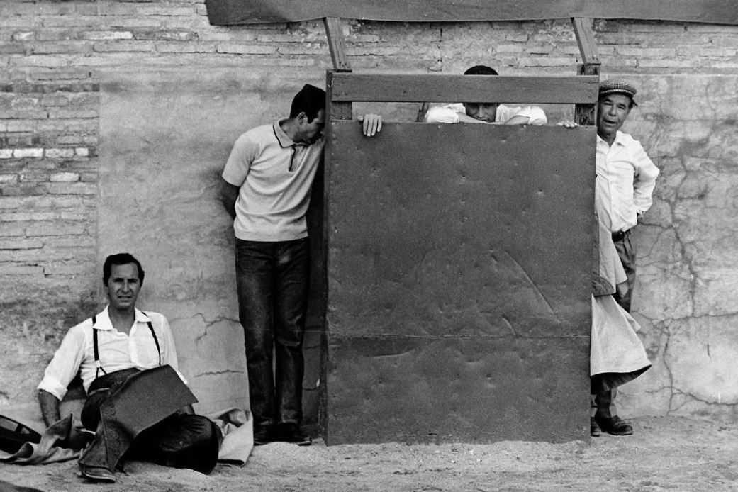 Luis Miguel Domingón, en la plaza de toros de su finca Villa Paz, Saelices, Cuenca (1969) - Joana Biarnés