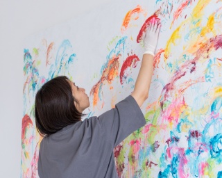 Ayako Rokkaku trabajando en una de sus obras — Imagen cortesía del CCA Andratx