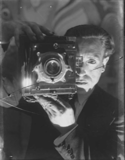 Gabriel Casas, Autoretrat del fotògraf amb la seva càmera fotogràfica, en un interior, 1931, Arxiu Nacional de Catalunya