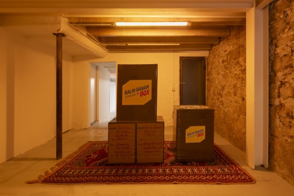 «Balikbayan Box», Gemma Ferreón/Catàrsia, “Encaixar,” en Galería Cordova, Barcelona, 2024. Fotografía por Roberto Ruiz