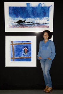 La artista junto a dos de sus obras de la serie "Sueño de una noche de verano" en la exposición "Lagunas. Proyectos y procesos de arte y ciencia en el Mar Menor"
