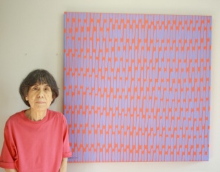 Sachiko Koshikoku, junto a una de sus obras