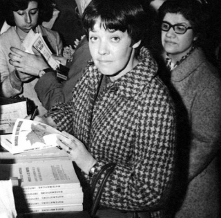 Maria Elena Walsh firmando sus libros en la librería El Ateneo.