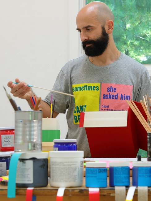 Guillermo Mora en su estudio de The Josef & Anni Albers Foundation, EEUU, 2024