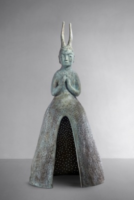 Leiko Ikemura, Usagi Kannon, 2012/2019, Patinated bronze — Cortesía de Kewenig