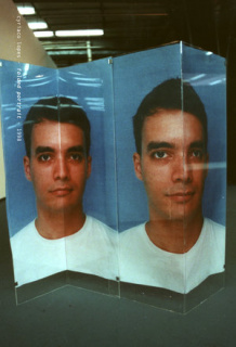 Folded Portrait, 1998, Centro Cultural São Paulo. Cortesía del artista