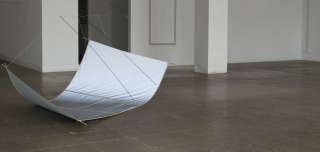 tendø | 2019 | nylon reflectante, madera, cuerda y carbono | 194 x 122 x 62 cm (Sin tensión) Cortesía de Milena Rossignoli.