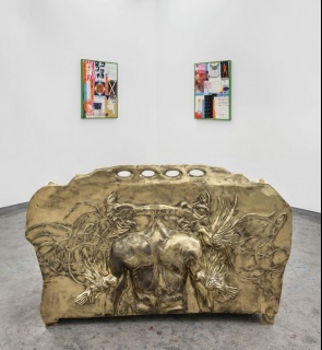 Arlette, Couch. Sofá de bronce de 350 Kg. — Imagen cortesía de la anonymous gallery