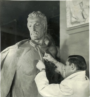 Antonio Cano modelando la figura para el monumento a Alonso Cano en Granada el 24-11-1943