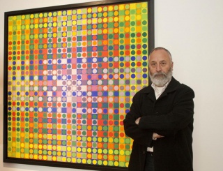 Jorge Torres, director del Museo Provincial de Bellas Artes Emilio Carafa, junto al cuadro de Julio Le Parc. Cortesía de la AADI
