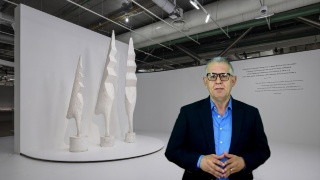 El crítico Flores Zúñiga durante el registro audiovisual para crítica sobre retrospectiba de Brancusi en el Centre Pompidou
