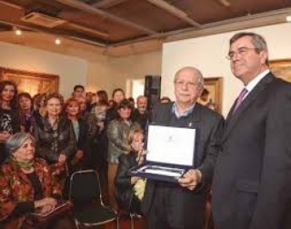 El rector, Álvaro Rojas, entregó un presente a Esteban Canata, en agradecimiento por el generoso gesto de facilitar valiosas obras de su colección.