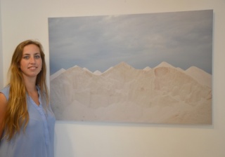 Mary Lambourne junto a su obra \'Cristal del mar\'
