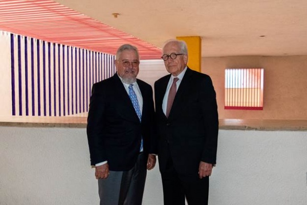 Alfonso Barragán Treviño (izq.), presidente entrante del Consejo de Directores de MARCO, y Alfonso González Migoya, presidente saliente — Imagen cortesía del Museo de Arte Contemporáneo de Monterrey (MARCO)