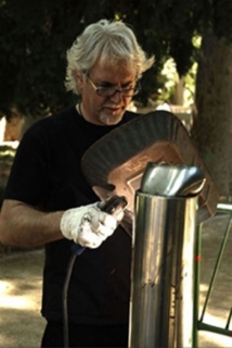 Pere Ribera trabajando en una escultura de hierro reciclado.