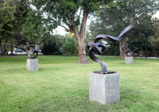 Obra del jardín de esculturas “Miami Shores Village Sculpture Garden” - Cortesía de Alberto Cavalieri